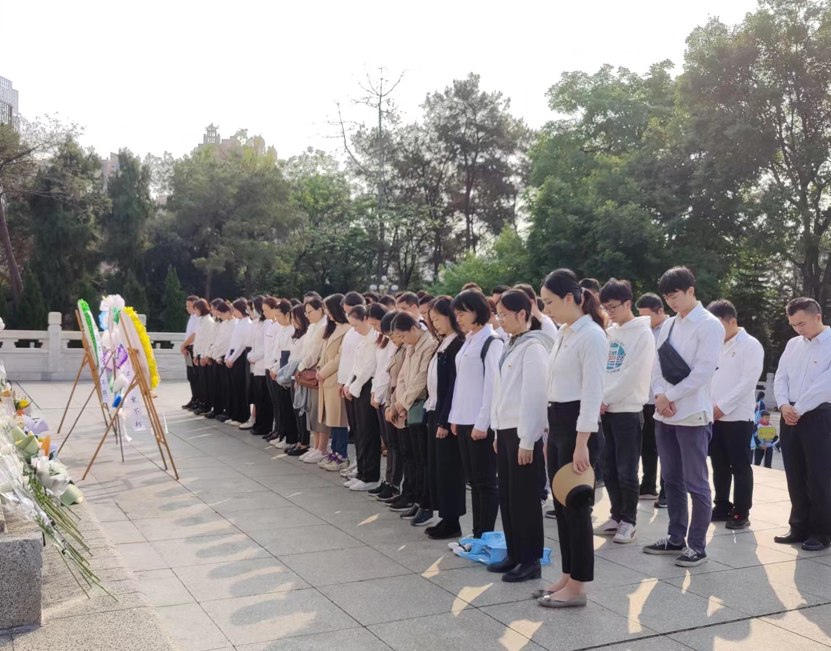 市排水公司黨總支、南寧建康環(huán)保公司黨支部開展“緬懷革命先烈，賡續(xù)紅色基因”聯(lián)合主題黨日活動